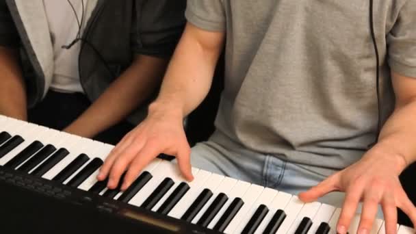 Dois estudantes tocando piano — Vídeo de Stock