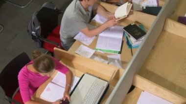 Cep telefonu mesaj üzerinde kız öğrenci