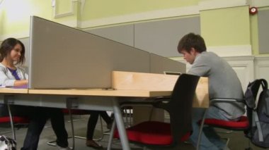 öğrenciler kütüphanede okuyor