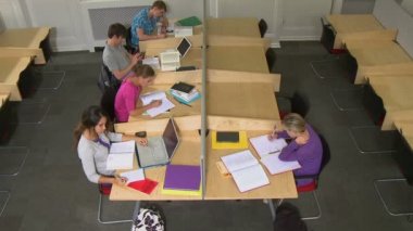 Notlar alarak öğrenci grubu