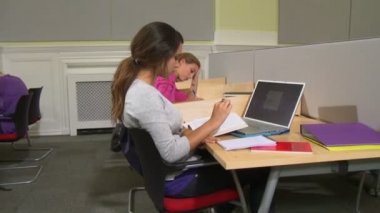 Kütüphane dizüstü bilgisayarlarda çalışma öğrenci