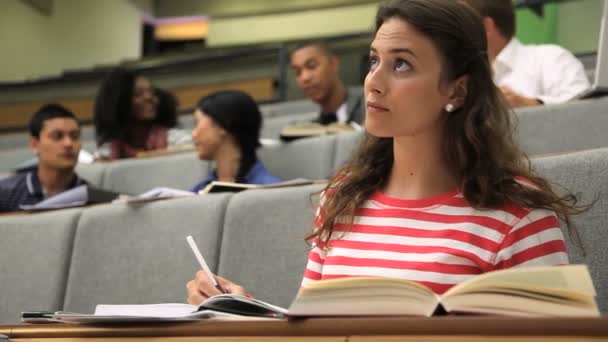 Studenti házení papírových letadel na student — Stock video