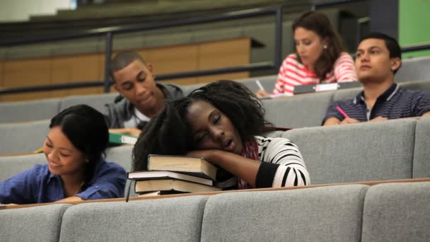 Mujer estudiante quedarse dormido en los libros — Vídeos de Stock