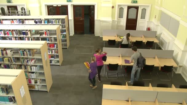 Studenten verlassen ihre Bibliothek — Stockvideo