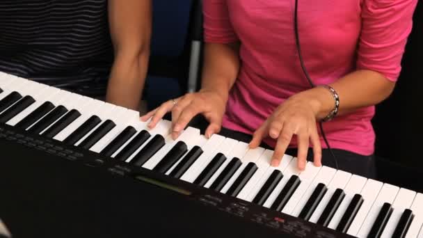 Dwóch studentów gra na fortepianie — Wideo stockowe