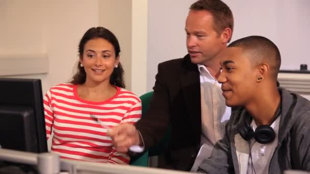 un enseignant qui guide les élèves