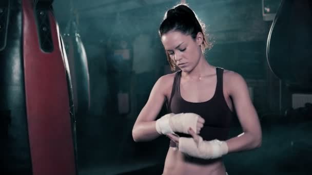 Entrenamiento de boxeadora femenina — Vídeo de stock