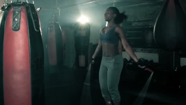 Entrenamiento de boxeadora femenina con cuerda de saltar — Vídeos de Stock