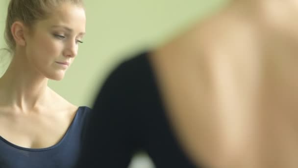 Bailarina de ballet femenina se estira y practica — Vídeos de Stock