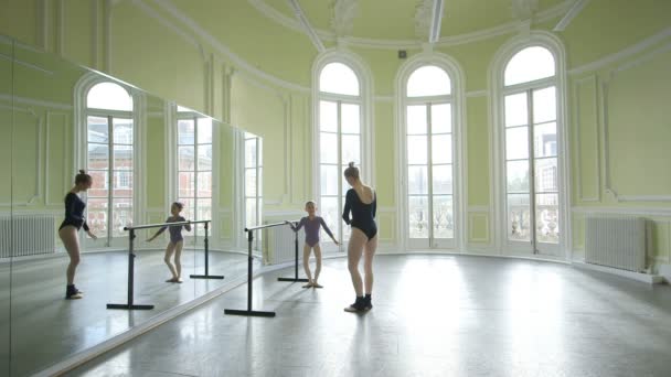 Balletdanseres gelast een jongere Ballerina — Stockvideo