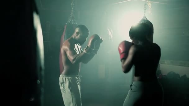 Mann und Frau trainieren im Boxclub — Stockvideo