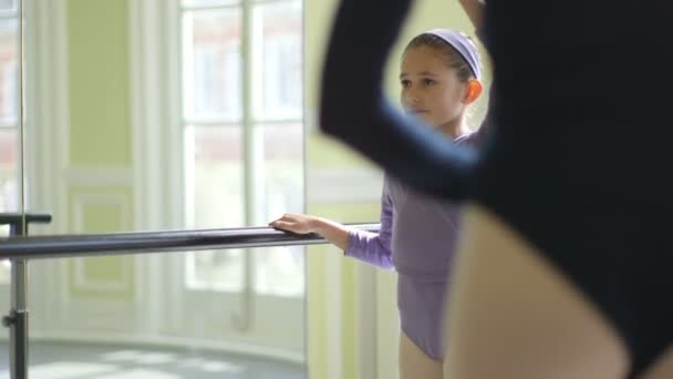 Bailarina de ballet instruye a la bailarina más joven — Vídeos de Stock