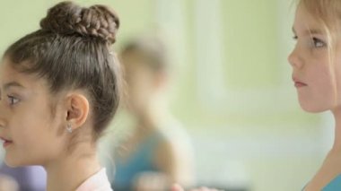 Üç genç balerinler onların hareketlerini pratik olarak