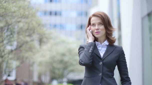 ビジネスの女性は、呼び出しを行う — ストック動画
