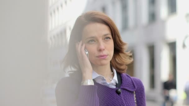 Affärskvinna talar via telefon — Stockvideo