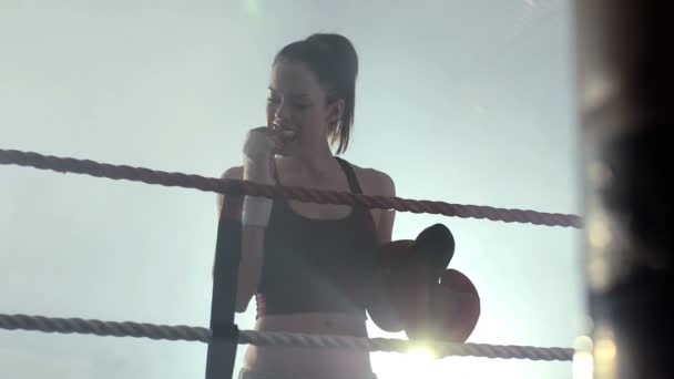 Boxeadora femenina asegurando protector bucal — Vídeos de Stock