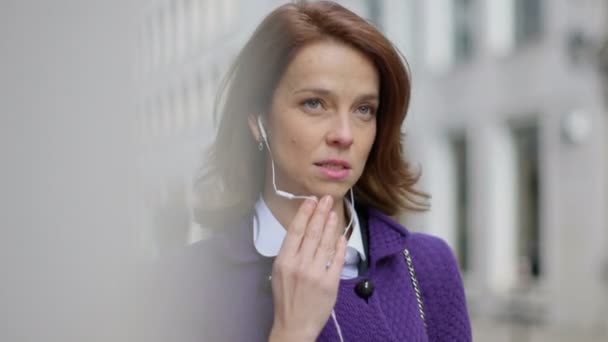 Бізнес-леді говорить по телефону — стокове відео