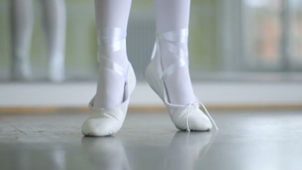 Ballerina strekt zich uit en balanceert op tip tenen — Stockvideo