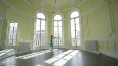 Balerin dans pisti arasında twirls