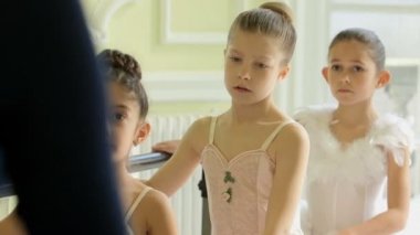 Kadın balet hareketleri gösteren