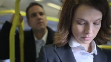 Erkek ve kadın şehre seyahat