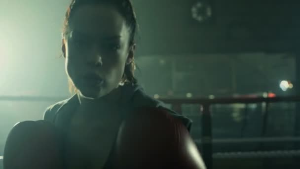 Kadın boksör şiddetle yumruklar — Stok video