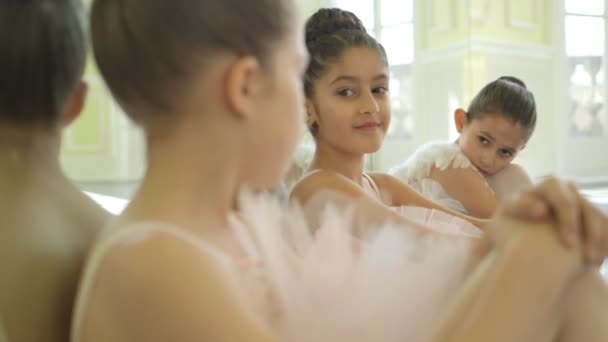 Drie jonge ballerina's nemen van een pauze — Stockvideo