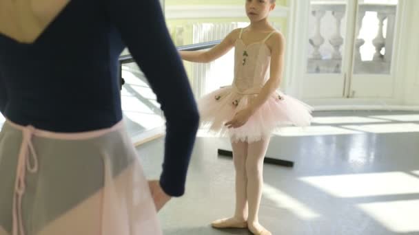 Dançarina de Ballet Feminino demonstrando os movimentos — Vídeo de Stock