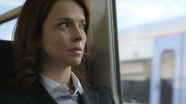 Affärskvinna som reser på ett tåg — Stockvideo