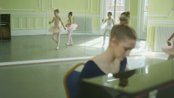 Femme danseuse de ballet joue du piano — Video