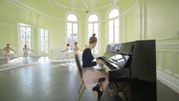 Female Ballet Dancer plays the piano — Stock Video