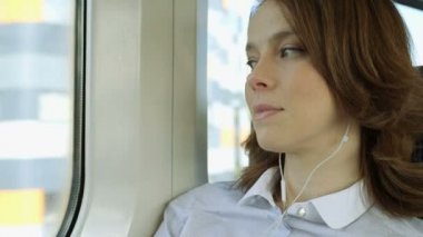 Kadın tren pencereden görünüyor