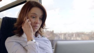 İş kadını ara bir iş yapar