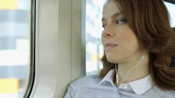 Woman looks out the window of train — Stock Video