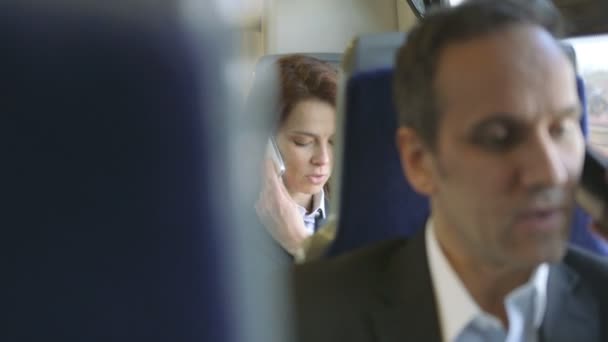 Homme d'affaires parle sur son téléphone 