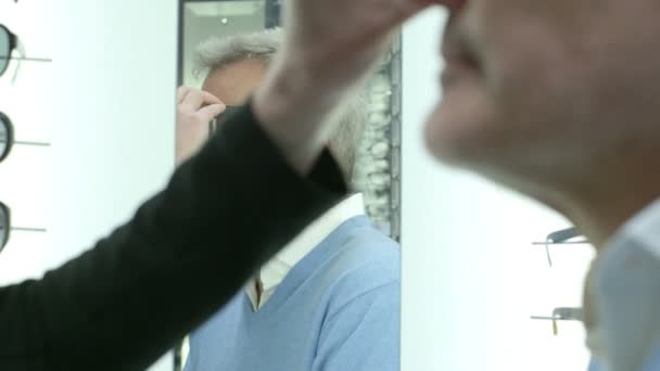 Optiker ger manlig Patient ett par glasögon — Stockvideo