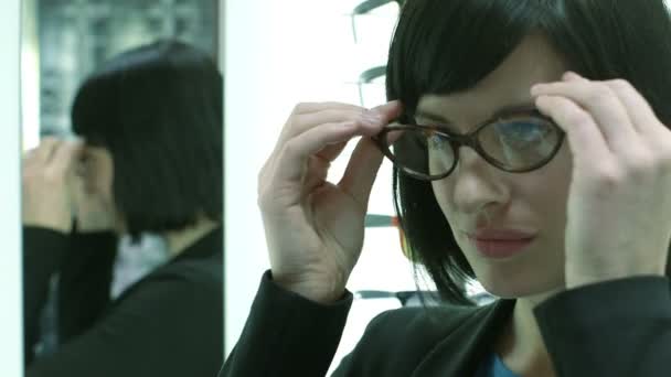 Női beteg kipróbálás-ra egy új szemüveg — Stock videók