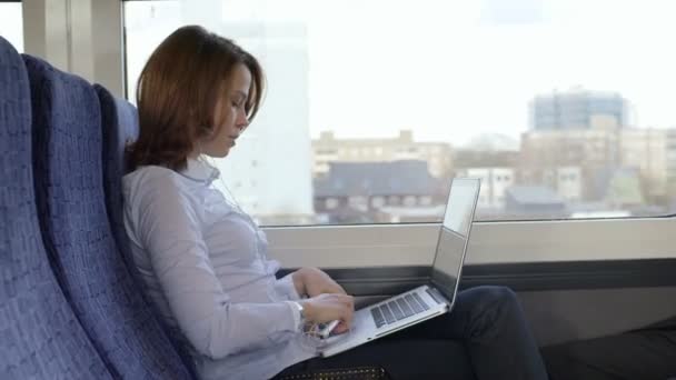 Geschäftsfrau sitzt mit offenem Laptop — Stockvideo