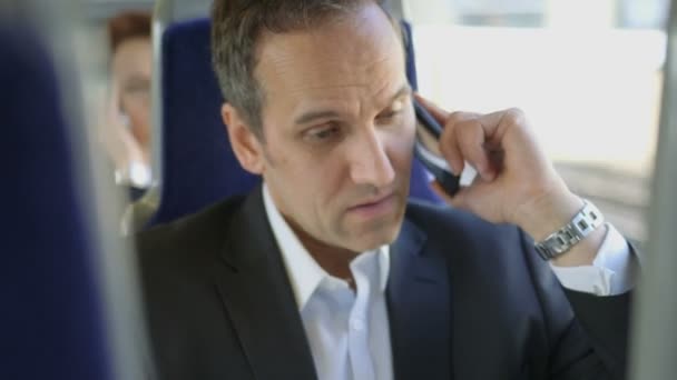Hombre de negocios habla por teléfono — Vídeos de Stock