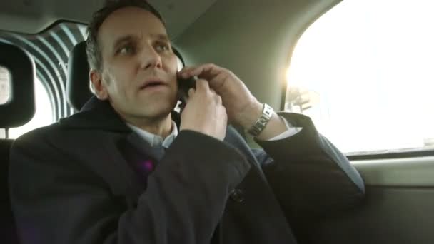 Homem viaja em um táxi fazendo uma chamada — Vídeo de Stock