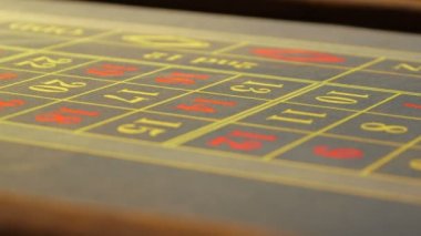 Casino fişi masaya düşmek