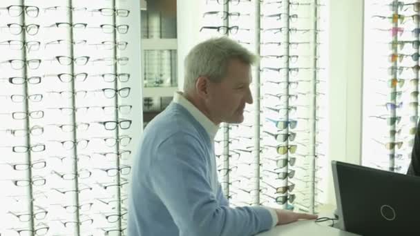 Paciente masculino compra um par de óculos — Vídeo de Stock