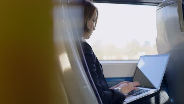 Ділова жінка прокидається на своєму ноутбуці — стокове відео