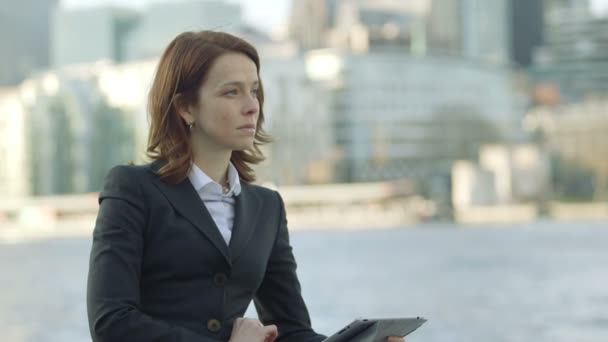Tipo de mulher de negócios em seu tablet digital — Vídeo de Stock