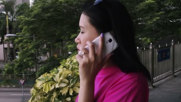 Mogen kvinna talar i mobiltelefon — Stockvideo
