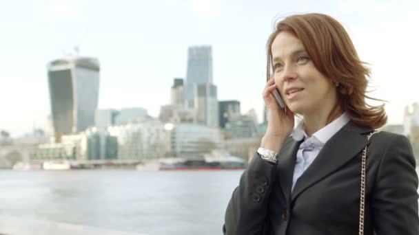 ビジネスの女性は、呼び出しを行う — ストック動画