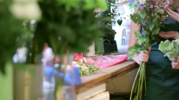 Ein Florist demonstriert, wie man einen Strauß herstellt — Stockvideo