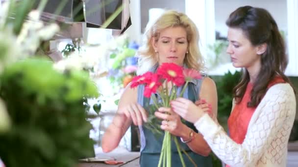 Ein Florist demonstriert, wie man einen Strauß herstellt — Stockvideo