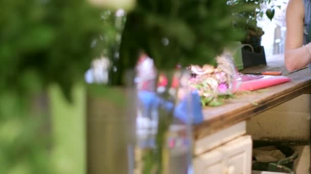 Floristin nutzt ihr digitales Tablet in ihrem Geschäft — Stockvideo