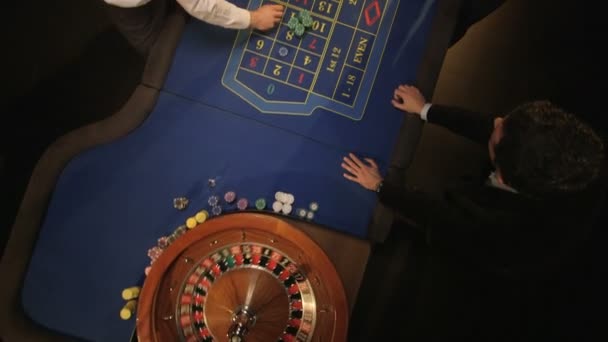 Smartly dressed players place their bets — Stock Video